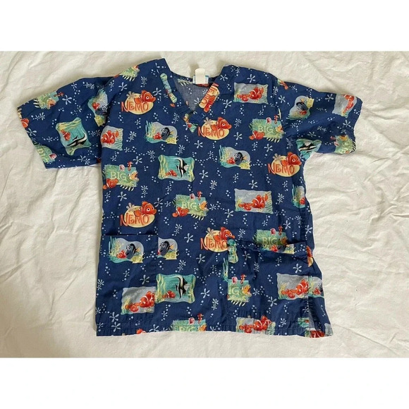 Disney Finding Nemo Womens Scrub Top Sz XS Medical Nurse Fish Pockets V Neck Vet - Picture 2 of 10